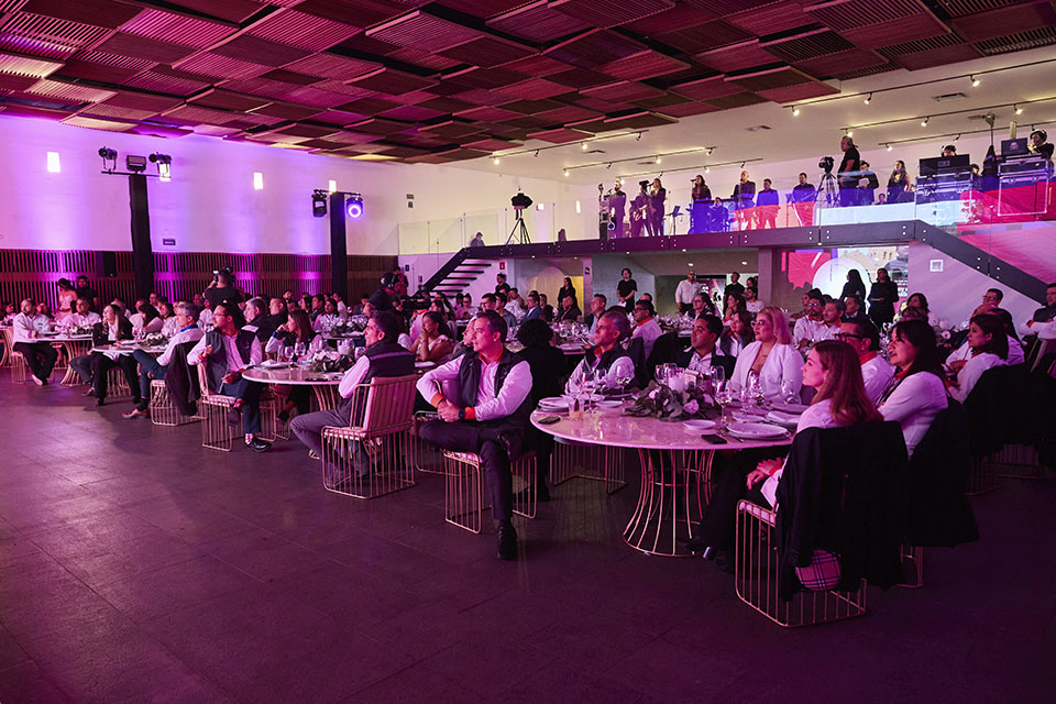 Finalistas celebrando sus reconocimientos en el Premio Emprendedores 2024.