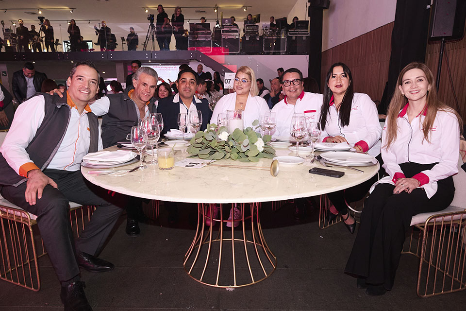 Público aplaudiendo en la ceremonia del Premio Emprendedores 2024.