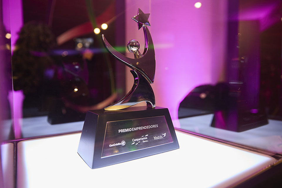 Escenario del Premio Emprendedores 2024 con asistentes atentos.